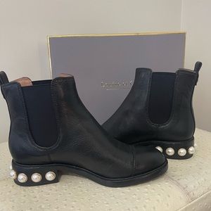 VINCE CAMUTO: Louis eat Cie, Vinn Faux Pearl Chelsea Ankle Boot